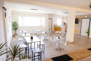 Petit déjeuner buffet (7 EUR par personne)