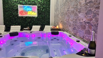 Un sauna, una bañera de hidromasaje