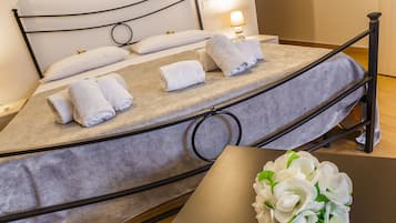 Comfort-Zimmer, 1 Schlafzimmer, barrierefrei, Küche | Wohnbereich | Flachbildfernseher