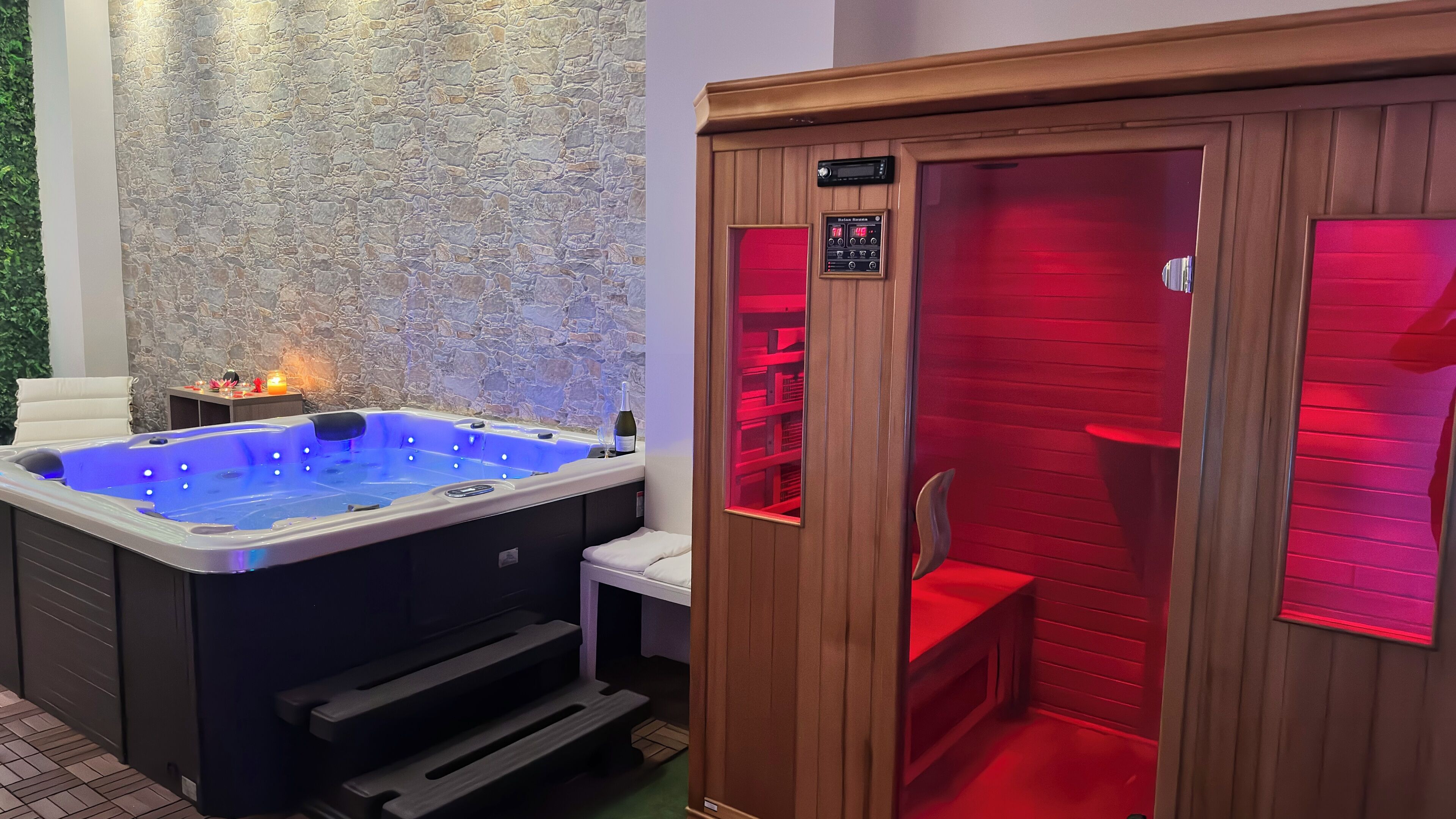 Uma área de spa com hidromassagem e sauna a vapor.