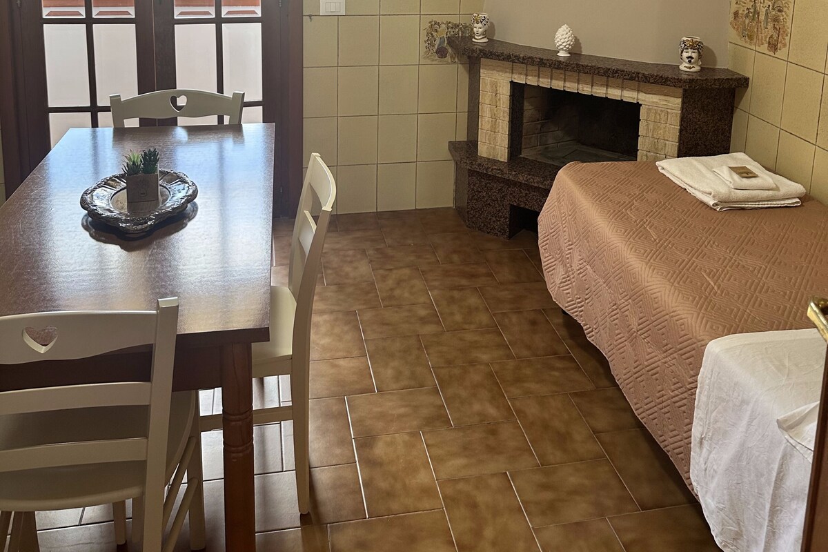 Apartamento, vistas a la montaña | Espacio para trabajar con un portátil y tabla de planchar con plancha