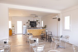 Se ofrece un desayuno bufé (7 EUR por persona)