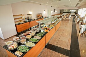 Serveert ontbijt, lunch en diner