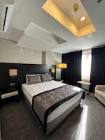 Standard-Doppel- oder -Zweibettzimmer | Hochwertige Bettwaren, Minibar, Zimmersafe, Schreibtisch