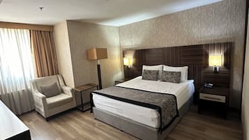 Habitación estándar con 1 cama matrimonial o 2 individuales | Ropa de cama de alta calidad y minibar