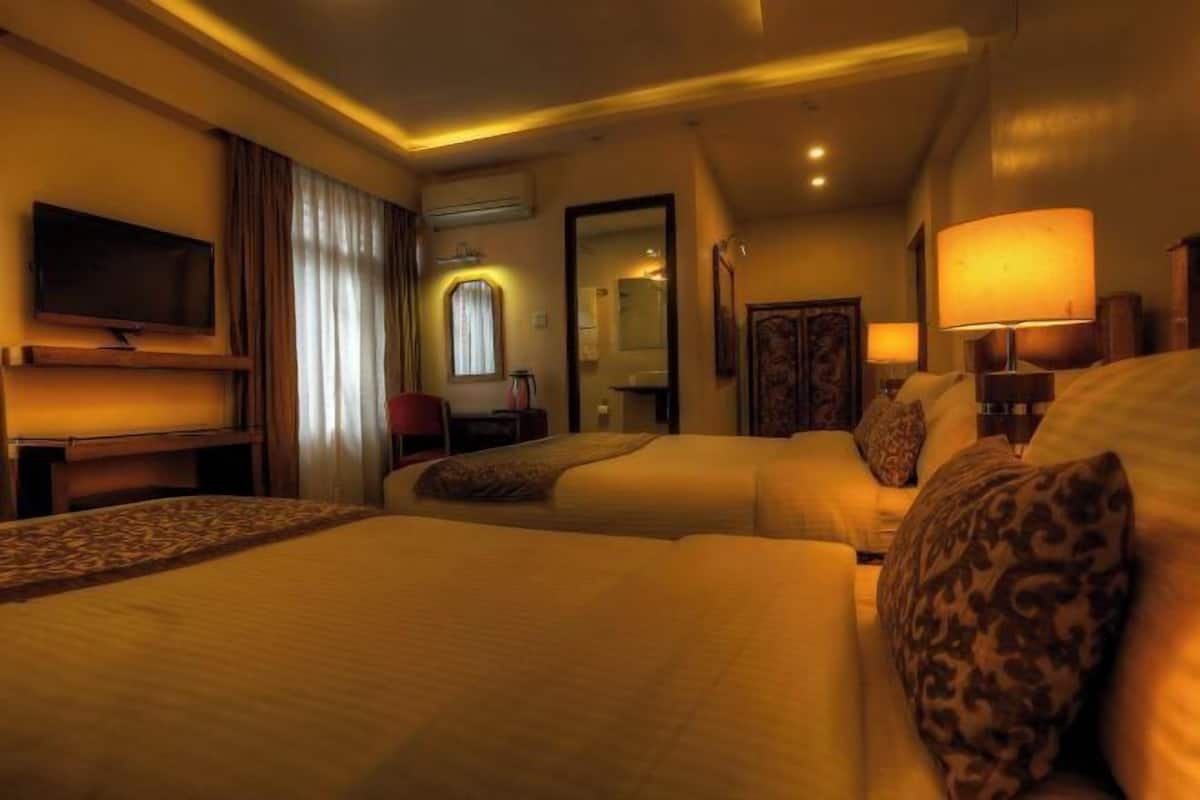 Peralatan tempat tidur premium, peti besi dalam bilik, meja