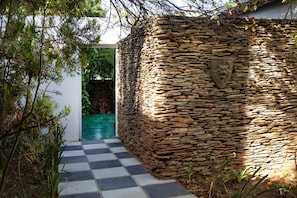 Luxury Suite (Garden Suite) | Premium bedding, in-room safe, individually decorated - Karoo Art Hotel (Barrydale)