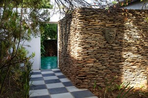 Luxury Suite (Garden Suite) | Ropa de cama de alta calidad, caja fuerte, decoración individual