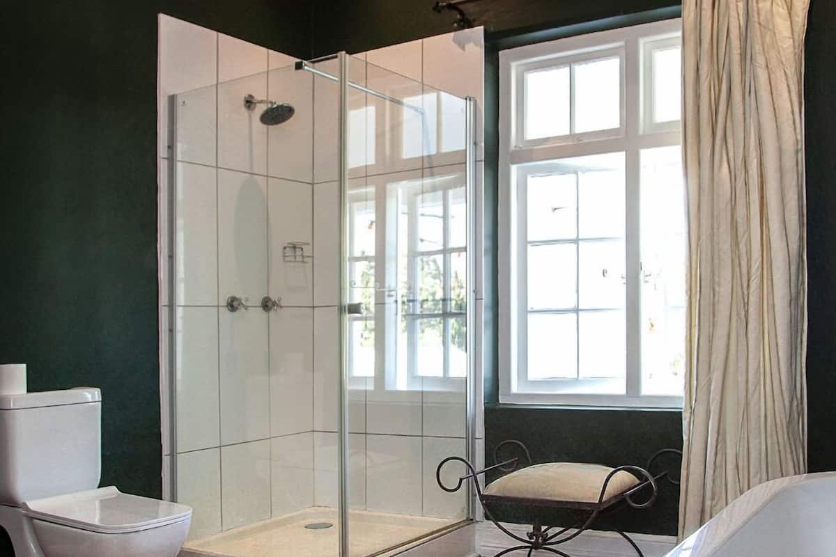 luxury suite (garden suite) | bathroom | free toiletries, hair dryer, towels