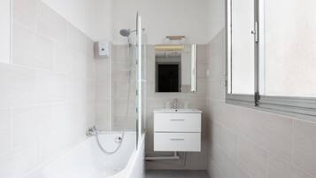 Een douche, gratis toiletartikelen, een haardroger, handdoeken