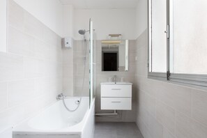 Ducha, artículos de tocador gratuitos, secador de pelo, toallas