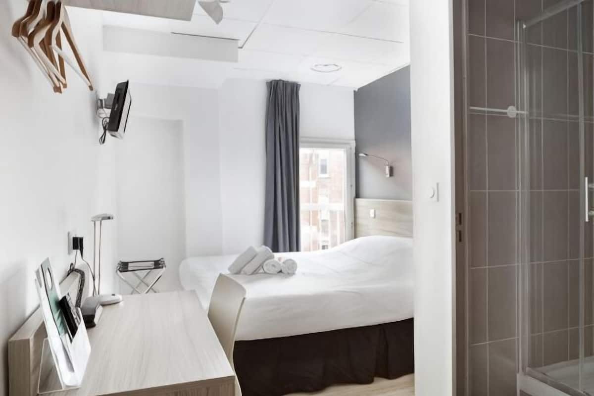 Äänieristys, silitysrauta/-lauta, ilmainen Wi-Fi, vuodevaatteet