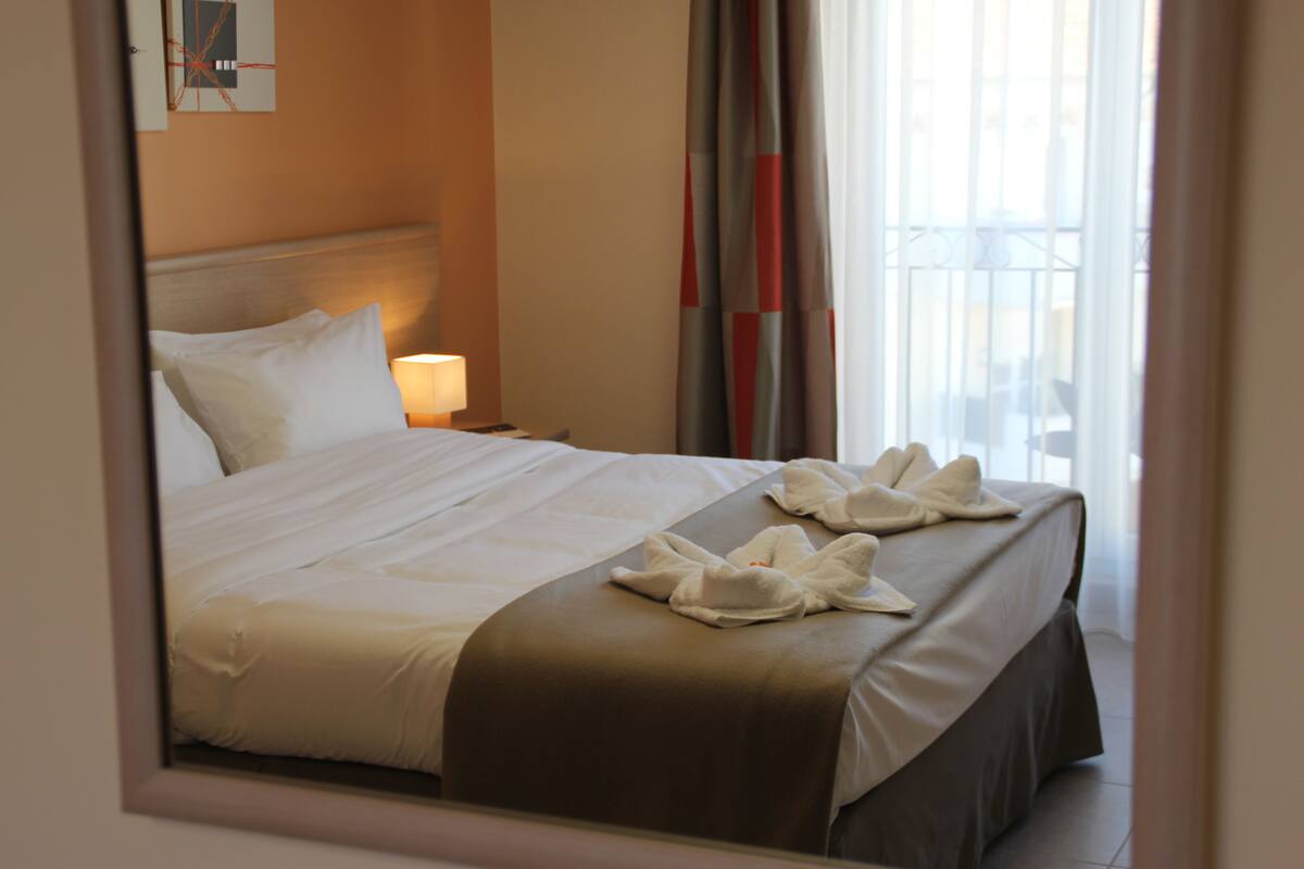 standard double room, 1 double bed, non smoking, balcony | 1 bedroom, minibar, in-room safe, individually decorated
