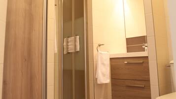 Quarto solteiro standard, para não fumantes | Banheiro | Chuveiro, produtos de toalete grátis, secador de cabelo