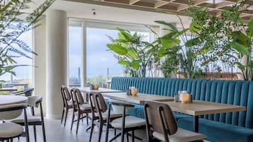 Se sirven desayunos, comidas y cenas con vista a la playa