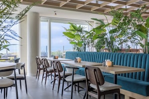 Se sirven desayunos, almuerzos y cenas; con vista a la playa