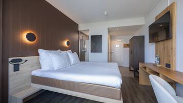 Hypo-allergenic bedding, in-room safe, free WiFi, bed sheets