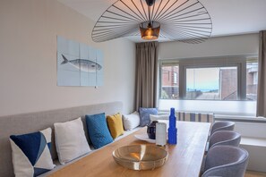 Deluxe Apartment | Peralatan tempat tidur hipoalergenik, peti besi dalam bilik 