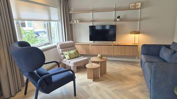 Ropa de cama hipoalergénica y caja de seguridad en la habitación