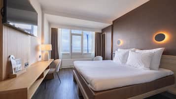 Hypo-allergenic bedding, in-room safe, free WiFi, bed sheets