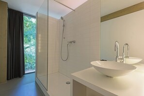 Design Double or Twin Room, 1 King Bed, Park View, Garden Area | Bathroom | Free toiletries, hair dryer, towels