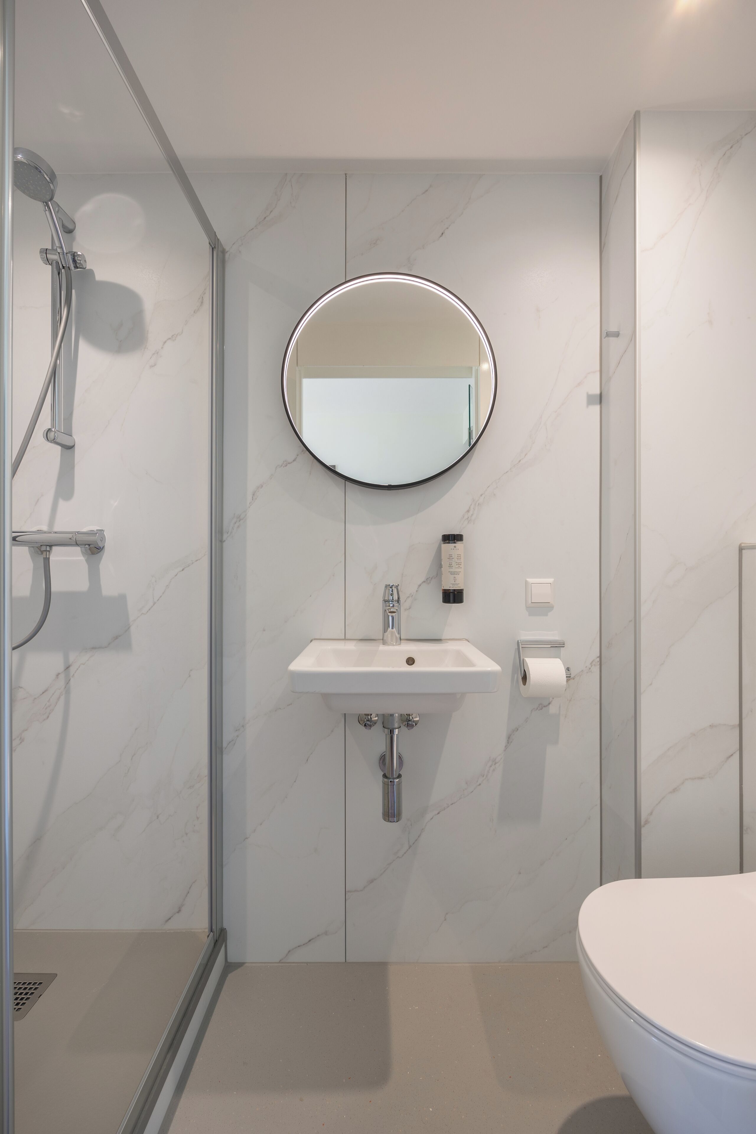 basic single room, 1 single bed | bathroom sink