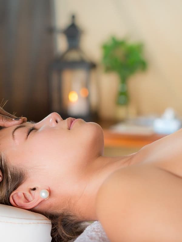 Trị liệu toàn thân, tẩy tế bào chết, chăm sóc móng tay/chân