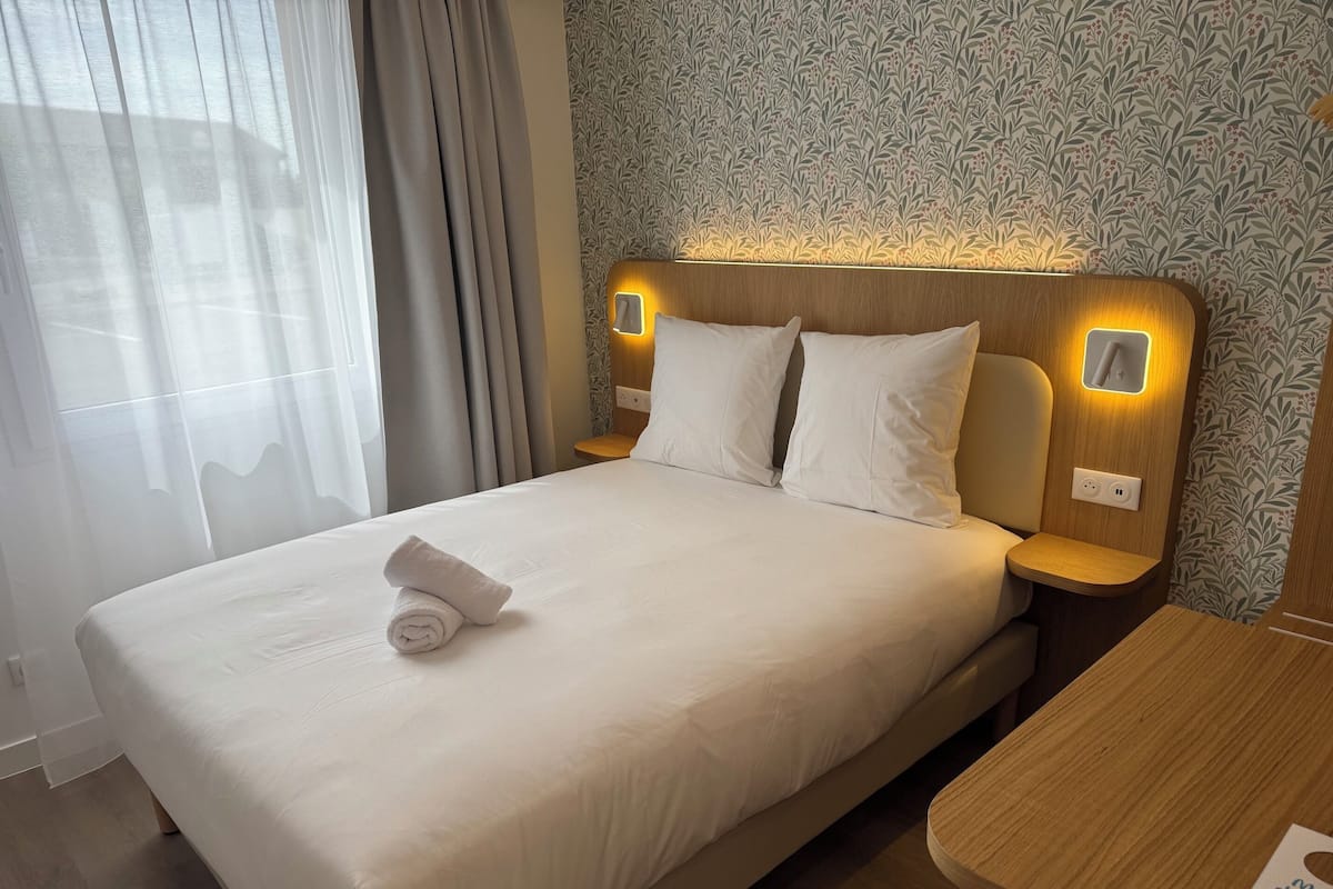Chambre Standard double | Coffre-fort, bureau, système d’insonorisation, accès au Wi-Fi (inclus)