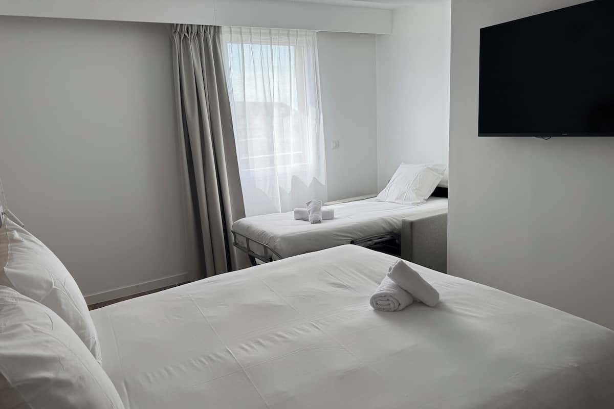 Chambre triple, 3 lits jumeaux | Coffre-fort, bureau, système d’insonorisation, accès au Wi-Fi (inclus)
