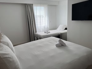 Chambre Triple, 3 lits une place | Coffres-forts dans les chambres, bureau, chambres insonorisées
