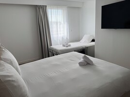 Triple Room, 3 Twin Beds | In-room safe, desk, soundproofing, free WiFi