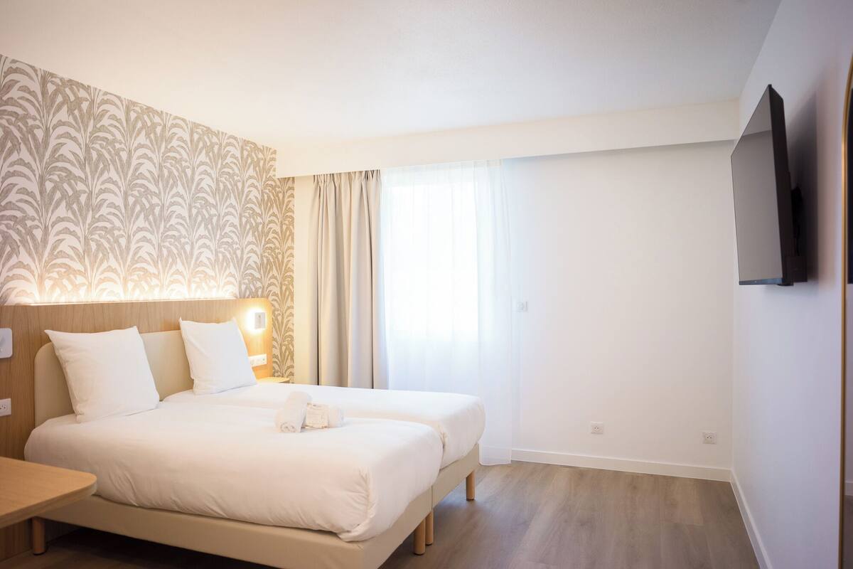 Comfort Twin kamer | Een kluis op de kamer, een bureau, geluiddichte muren, gratis wifi