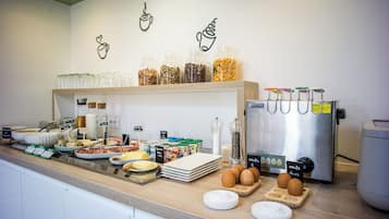 Tägliches Frühstücksbuffet gegen Gebühr
