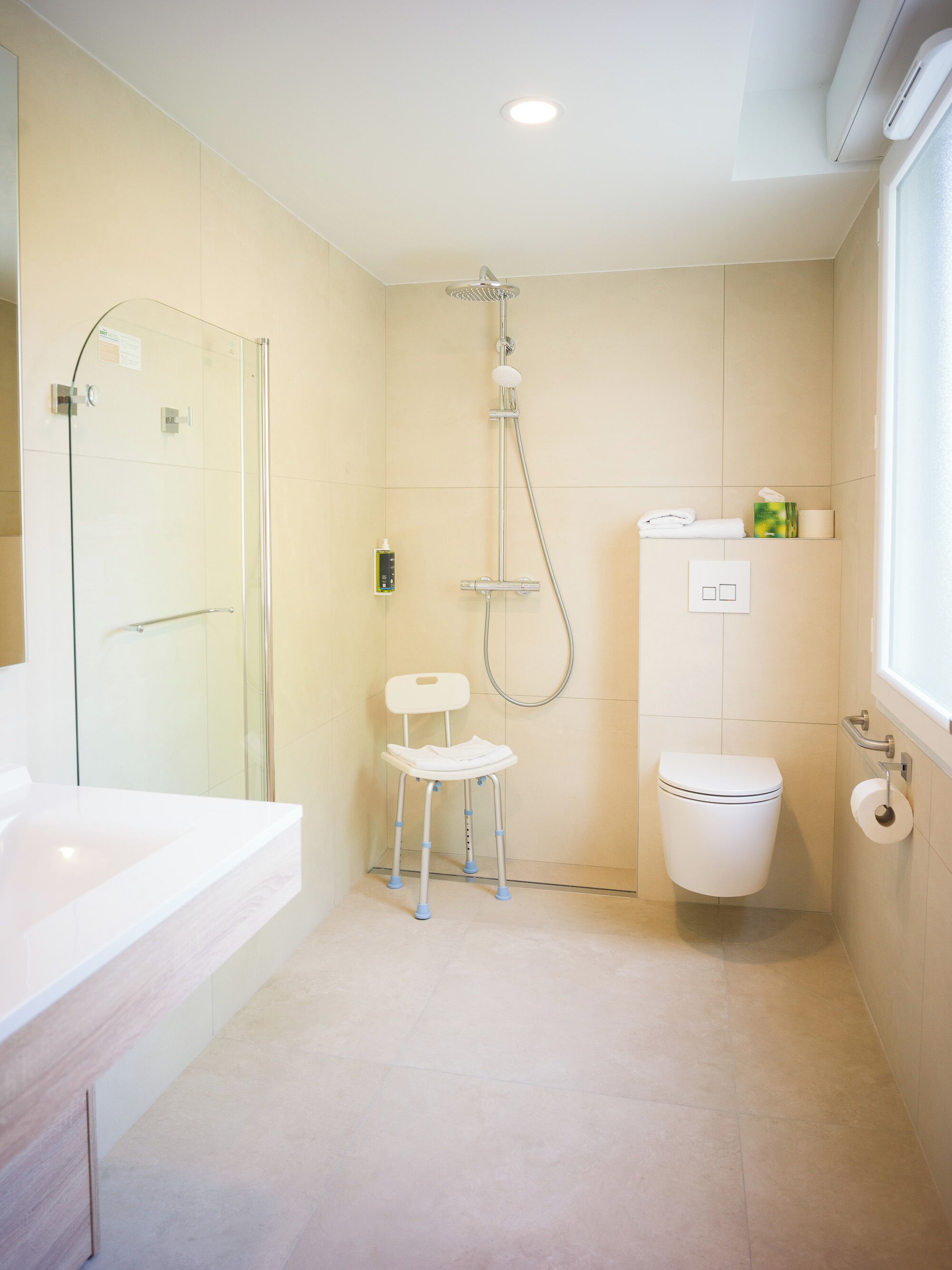 Chambre Standard Double ou avec lits jumeaux, accessible aux personnes à mobilité réduite | Salle de bain | Douche, articles de toilette gratuits, sèche-cheveux