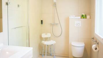 Chambre Standard Double ou avec lits jumeaux, accessible aux personnes à mobilité réduite | Salle de bain | Douche, articles de toilette gratuits, sèche-cheveux