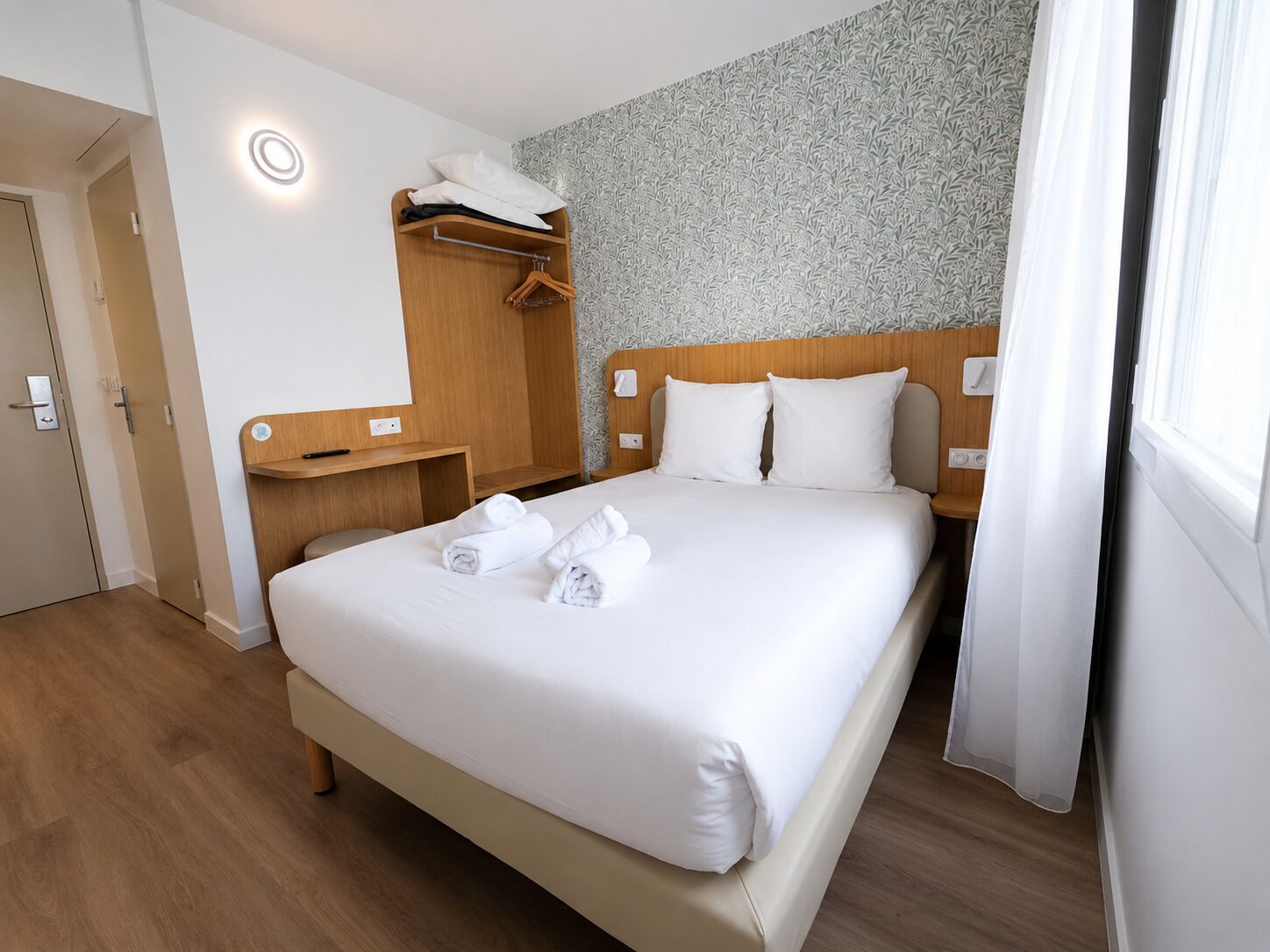 Comfort Double Room | In-room safe, desk, soundproofing, WiFi (free)