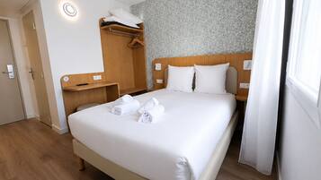Comfort Double Room | In-room safe, desk, soundproofing, WiFi (free)