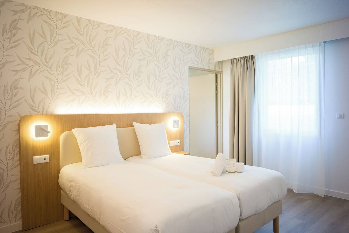 Standaard kamer, 1 twee- of 2 eenpersoonsbedden, toegankelijk voor rolstoelgebruikers | Een kluis op de kamer, een bureau, geluiddichte muren, gratis wifi