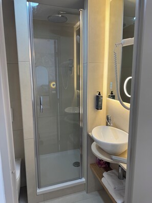 Dusche, kostenlose Toilettenartikel, Haartrockner, Handtücher