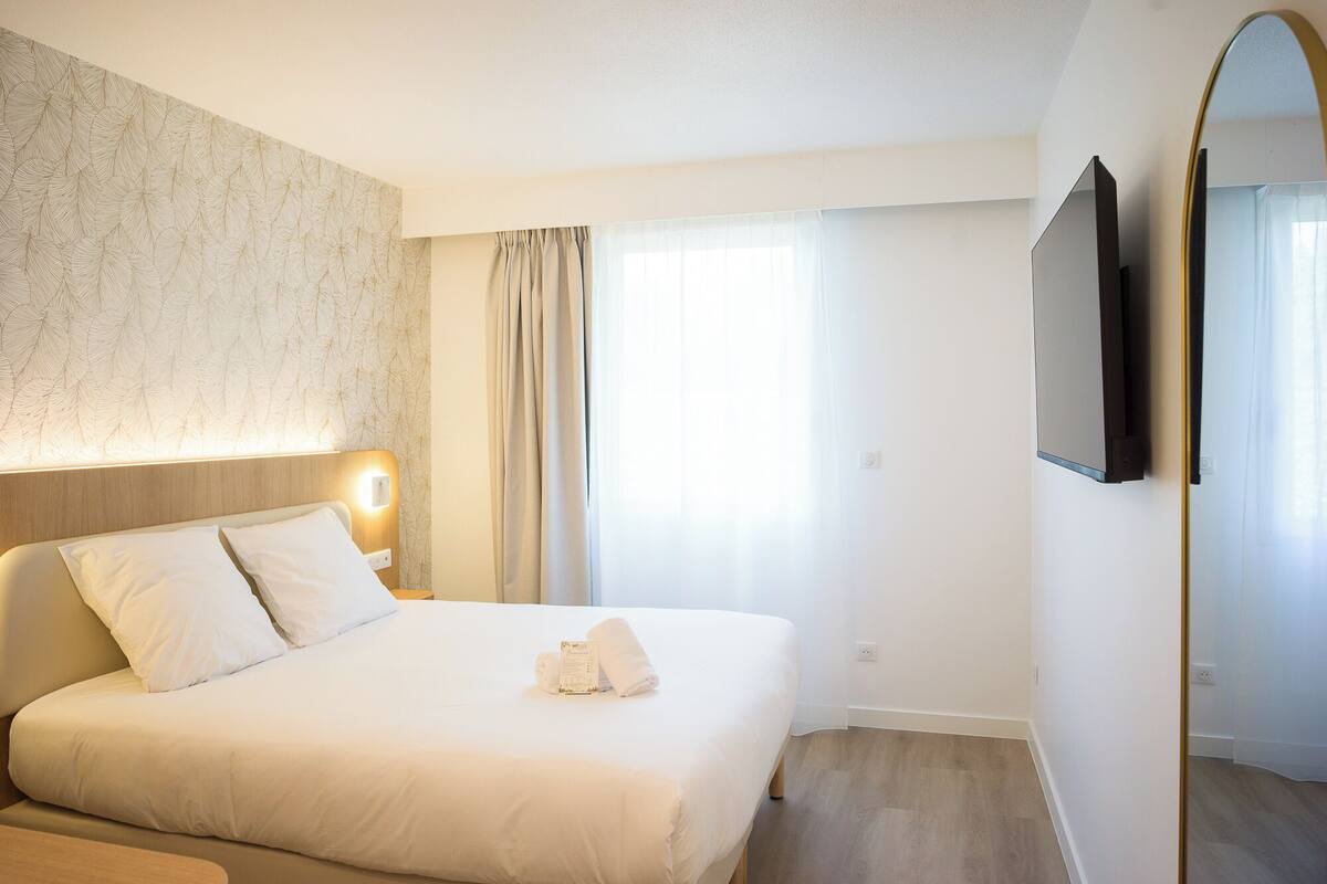 Comfort tweepersoonskamer | Een kluis op de kamer, een bureau, geluiddichte muren, gratis wifi
