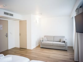 Caja de seguridad en la habitación y escritorio 