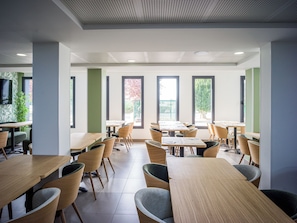 Petit déjeuner buffet servi tous les jours en supplément