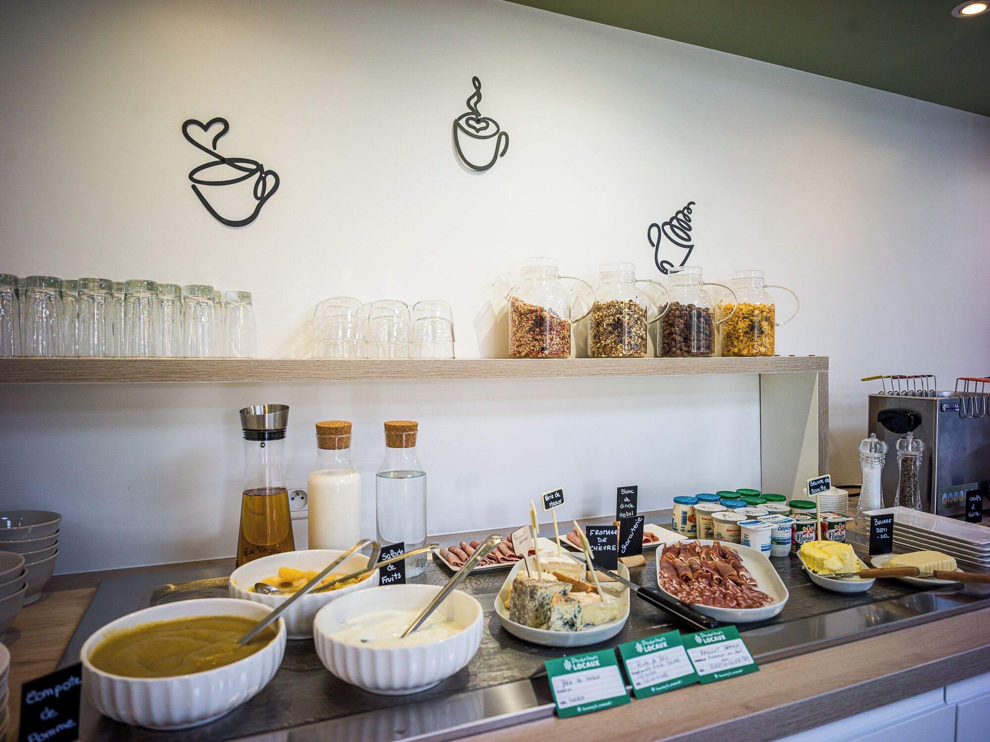 Un área de bufé con diversas opciones de comida y condimentos.