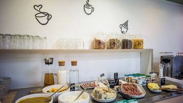 Un área de bufé con diversas opciones de comida y condimentos.