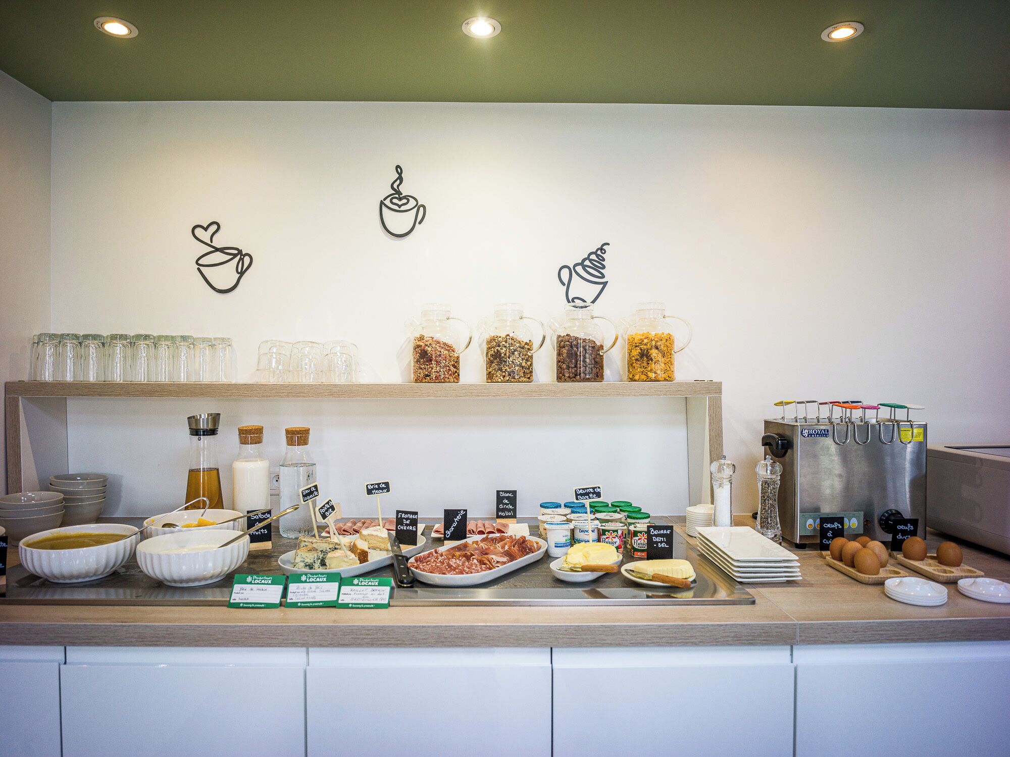 Een ontbijtbuffet met diverse gerechten en toevoegingen.