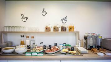 Een ontbijtbuffet met diverse gerechten en toevoegingen.