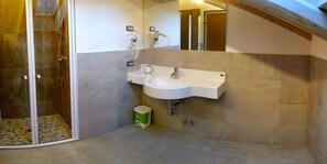 Habitación familiar, 1 habitación, vistas a la montaña | Baño | Ducha, secador de pelo, albornoces y bidé