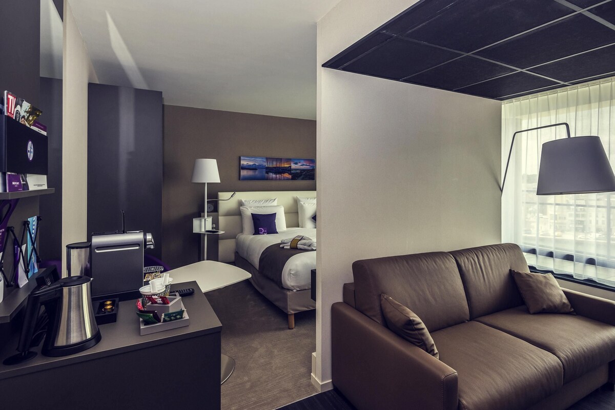 Suite, 1 cama doble con sofá cama, balcón | Minibar, caja fuerte, escritorio y sistema de insonorización