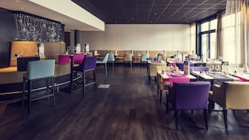 Petit déjeuner complet (19 EUR par personne)