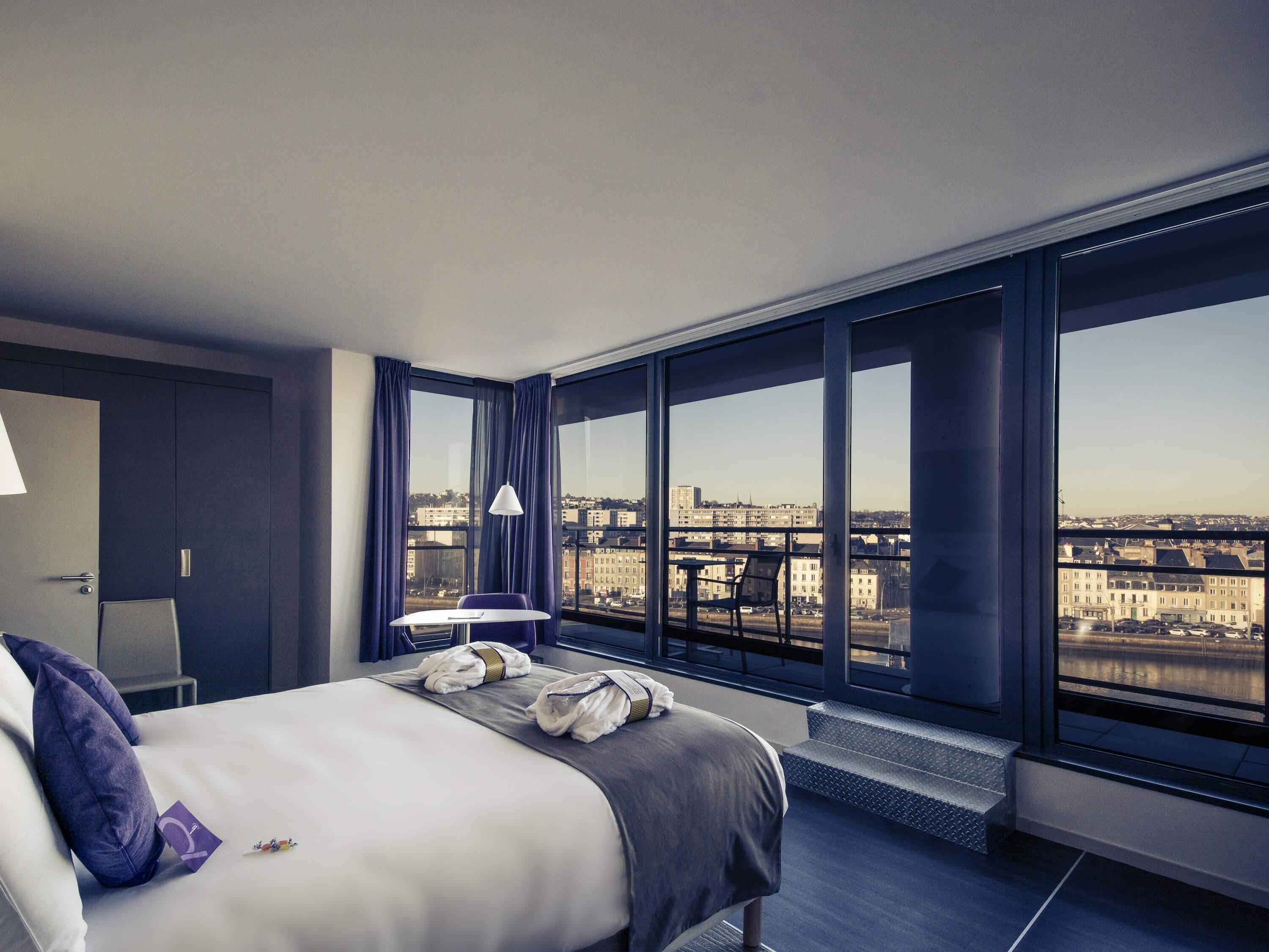 Minibar, safe på rommet, skrivebord og lydisolert